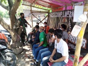 Virus Corona Selalu Mengintai, Babinsa Kelurahan Karangasem Himbau Pengemudi Ojol Patuhi Prokes