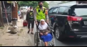 Aksi Mulia Personel Satlantas Kembangan Membantu Mendorong Kursi Roda Seorang Ibu Yang Akan Naik Kendaraan Bus