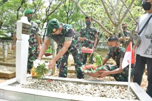 Jelang Sertijab Pangdam XIV/Hasanuddin, Mayjen TNI Andi Muhammad Ziarahi Makam Keluarga