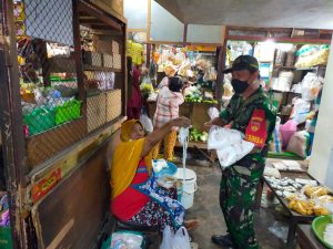 Babinsa Kelurahan Mojosongo Laksanakan Himbauan Prokes dan Bagikan Masker di Pasar Tradisional