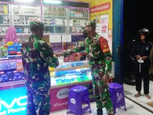 Kedapatan Warga Tidak Pakai Masker, Ini Yang Di Lakukan Babinsa Koramil Jatiroto