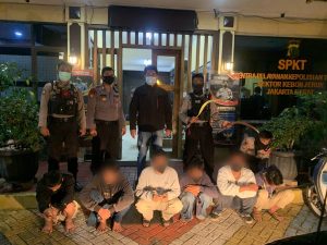 Tim Patroli Polres Jakarta Barat Mengamankan Sekelompok Pemuda Yang Diduga Sebagai Kelompok Gengster Motor