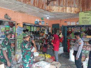 Sisir Pasar, Anggota TNI-Polri Terus Berikan Himbauan Penerapan Protkes