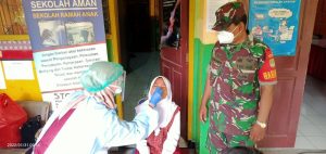 Monitoring Giat Tes Swab Guru dan Siswa SDN.05 Ciracas Oleh Babinsa, Puskesmas Ciracas Serta Tiga Pilar