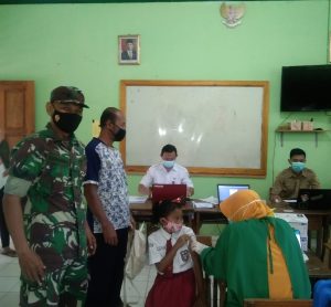 Babinsa Talesan Dampingi Tim Vaksinator Berikan Vaksin Kepada Murid SD
