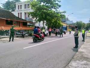 Cegat Pengendara Bermotor, Anggota TNI-Polri Manyaran Berikan Edukasi Protkes Dan Bagikan Masker