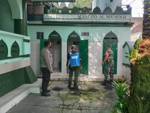 Perangi Covid-19, Serka Giminanto Laksanakan Penyemprotan Disinvektan di Wilayah