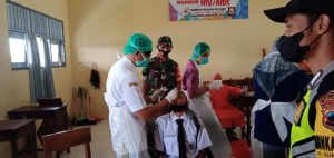Antisipasi Penyebaran Covid-19 Disekolah, Babinsa Dan Babinkamtibmas Dampingi Nakes Gelar Tes Swab