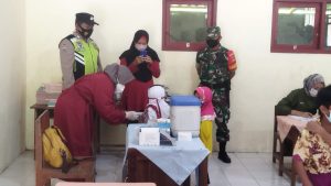 Berikan Semangat, Babinsa Dan Bhabinkamtibmas Dampingi Anak-Anak Terima Vaksin