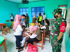 Semangat Babinsa Dan Babinkamtibmas Saat Dampingi Anak-Anak Terima Vaksin