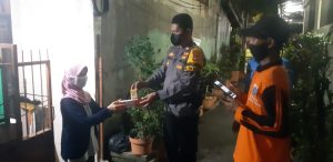 Polsek Tambora Jakarta Barat Berikan Bantuan Kepada Warga Yang Sedang Menjalani Isolasi Mandiri