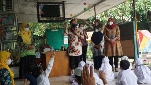 Ketua Persit Kartika Chandra Kirana Cabang XVI Kodim 0502/JU Koorcab Rem 052 PD Jaya Ny. Ollen Frega Wenas mengunjungi Taman Kanak-Kanak (TK) Kartika X-18