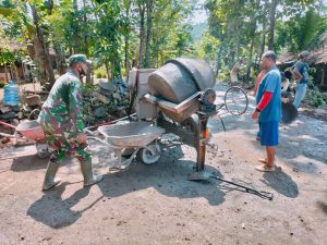 Bantu Ringankan Pekerjaan Warga, Danramil 10/Wurtyantoro Pimpin Langsung Karya Bakti Pembuatan Rabat Jalan