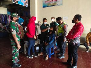 Alhamdulillah !! Satgas Penanganan Covid-19 Kecamatan Purwantoro Sidak Ke Pasar, 25 Pedagang Dan Pengunjung Diambil Tes Swab Acak Dengan Hasil Negatif