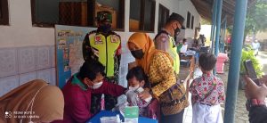 Pak Babinsa Dan Bhabinkamtibmas Jatisrono Kompak Dampingi Anak-Anak Saat Terima Vaksin