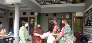 Warga Jalani Isoman, Serka M Nasirin Bersama Linmas Berikan Bantuan Sembako