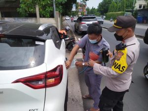 Salut! Polantas Polsek Kembangan, Bantu Dorong Mobil Warga yang Kehabisan Bensin