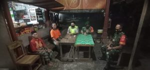 Melalui Komsos, Babinsa Dan Bhabinkamtibmas Kepuhsari Ajak Warga Selalu Disiplin Terapkan Protkes