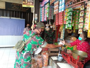 Pasar Tradisional Menjadi Sasaran Penerapan PPKM Level 2 Oleh Babinsa Kelurahan Nusukan