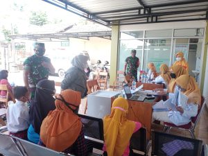 Dipimpin BatiTuud, Anggota Koramil 21/Bulukerto Dampingi Pelaksanaan Vaksinasi untuk Anak