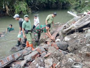 Sigap..!! Babinsa Kelurahan Pajang Bersama Masyarakat Laksanakan Kerja Bhakti di Area Tanah Longsor