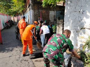 Batuud Koramil 02/TB Bersama Warga Kampung Pancasila Kalianyar Gelar Kerja Bakti