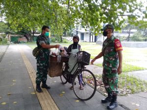 Dalam Rangka PPKM, Babinsa Keprabon Gencar Beri Himbauan Prokes Dan Bagikan Masker Gratis
