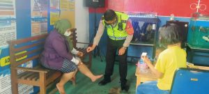 Polantas Jakarta Barat Sigap Bantu Seorang Ibu Yang Mengalami Kecelakaan Tunggal Di Jalan S Parman Slipi Jakarta Barat