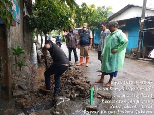 Lurah Cengkareng Barat Melakukan Pengecekan Saluran di RW11 Yang Tersumbat Kawasan Komplek KFT Akibat Hujan Deras