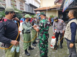 Muspika Kecamatan Serengan Bersinergi Dalam Kegiatan Penyemprotan Disinfektan