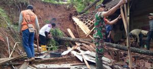 Dapur Dan Kamar Mandi Jebol, Babinsa Bersama Warga Bersihkan Material Longsor