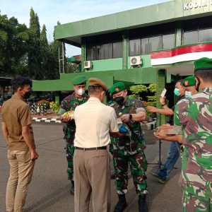Dandim 0502/JU Berikan Bantuan Beras Kepada Anggota Kodim 0502/JU