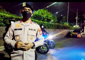 Tim Patroli Polres Jakbar Berikan Pertolongan Kepada Warga Yang Mengalami Kecelakaan di Jalan Pesanggarahan Kembangan