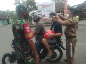 Kompak !! Petugas Gabungan Kecamatan Kismantoro Gelar Ops Gakplin Ajak Warga Selalu Memakai Masker