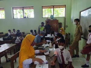 Danramil 24/Puhpelem Pantau Langsung Kegiatan Percepatan Vaksinasi