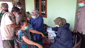 Polsek Tambelang Gelar Kegiatan Vaksin Dosis 2 Bagi Lansia Secara Door To Door