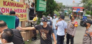 Polsek Kembangan Bersama Kelurahan Srengseng Memberlakukan Mikro Lockdown di Perumahan Kebon Jeruk Indah