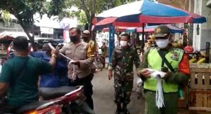 Tanpa Lelah, Babinsa Kepatihan Wetan Gencar Bagikan Masker Gratis di Wilayah
