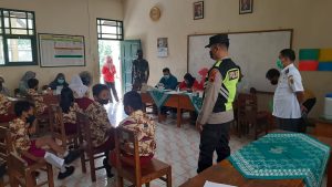 Babinsa Dan Bhabinkamtibmas Pandeyan Dampingi Pelajar Terima Vaksin