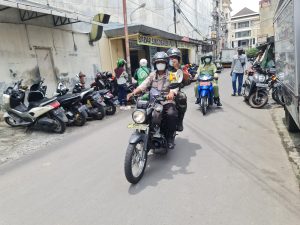 Kendarai Motor, Babinsa Bersama Bhabinkamtibmas Berikan Himbauan Prokes Kepada Warga