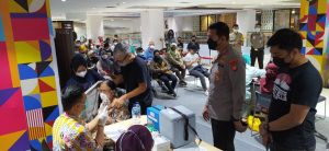 Polres Metro Jakarta Barat Melaksanakan Peninjauan Gerai Vaksin Tahap 3 Atau Booster di Mall Slipi Jaya