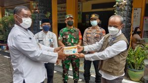 Badan Nasional Penanggulangan Bencana ( BNPB ) Memberikan Masker Kepada Pihak Kelurahan Cengkareng Barat