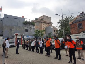 Cegah Penyebaran Covid-19, Anggota Koramil 02/TB Bersama BNPB Bagikan Masker