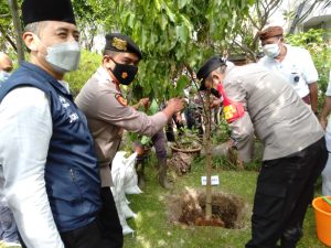16 Pohon Cempaka/Kantil Ditanam Walikota Jakarta Barat Dalam “Jumat Faedah” Di Pure Chandra Prabha