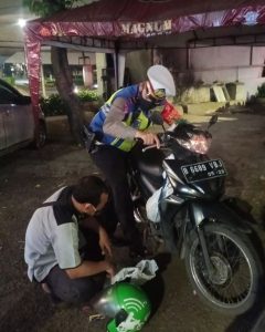 Personel Satlantas Jakarta Barat Bantu Pengendara Motor Yang Mengalami Mogok di Trafight Light Tomang
