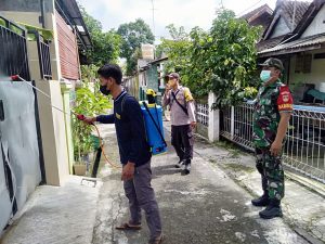 Penyemprotan Desinfektan, Langkah Nyata TNI Dalam Memutus Penyebaran Covid-19
