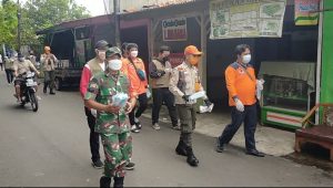Cegah Penyebaran Virus, 3 Pilar Kel. Tangki dan BNPB Bagi 10.000 Masker
