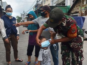 Kolaborasi 3 Pilar Kel.Tamansari dan BPBD/BNPB, Bagikan Masker Cegah Penyebaran Virus Covid-19