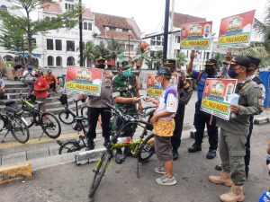 Anggota Koramil 02/TB Bersama Tiga Pilar Bagikan Masker di Dua Lokasi