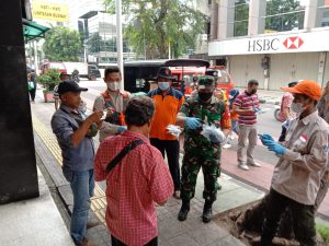 Cegah Penyebaran Covid-19, BNPB Bersama Babinsa Koramil 02/TB Bagikan Masker di Tiga Kelurahan